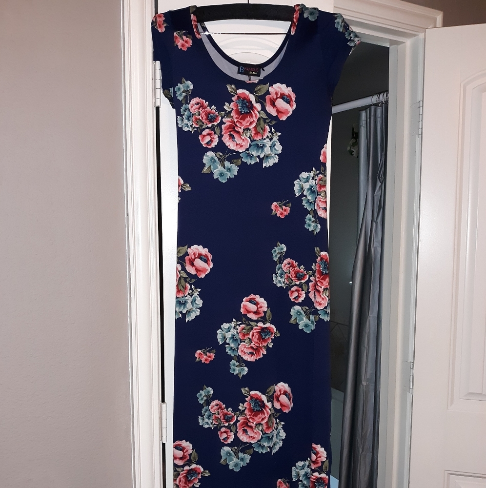 Fitted blue and flowered dress.